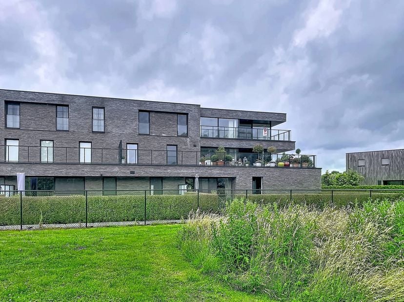 LIEU :<br />
<br />
Ce luxueux appartement bénéficie d'un emplacement privilégié entre Gand et Bruges. Ici, vous bénéficierez d'une paix absolue et d'