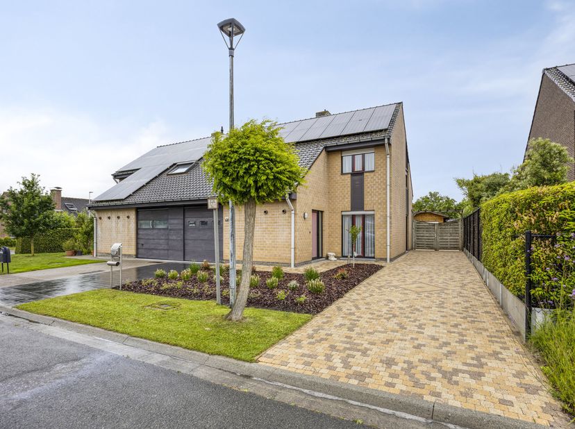 Bent u op zoek naar een comfortabele en perfect onderhouden woning op een rustige, residentiële locatie? Dan is deze instapklare gezinswoning beslist