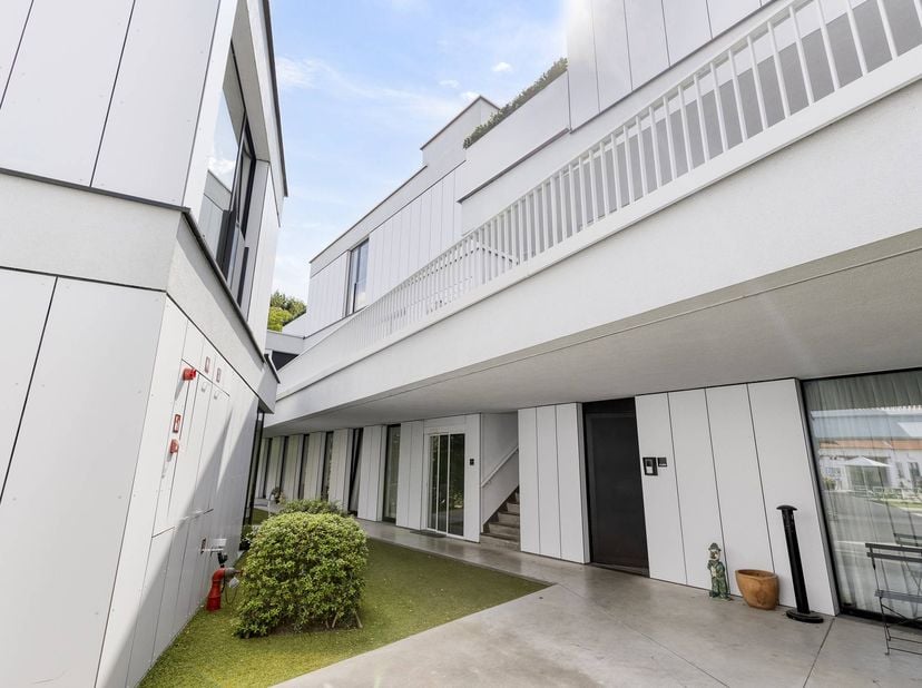De Peerdenposterij: wonen met zorg op een gemoedelijke, autovrije historische site in hartje Torhout.<br />
<br />
De 21 erkende assistentieflats zijn