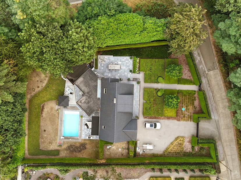 Exclusieve villa in Franse stijl met zwembad, poolhouse en professioneel kantoor op toplocatie in Aarschot<br />
Sommige woningen zijn veel meer dan e