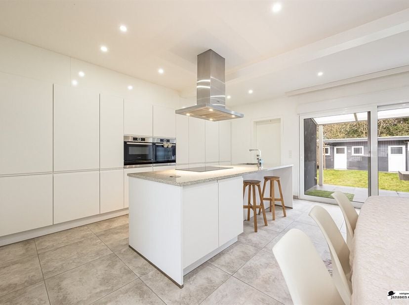 In een rustige en aangename straat in Merksem vindt u deze volledig gerenoveerde woning, waar hedendaags comfort en een warme, uitnodigende sfeer hand