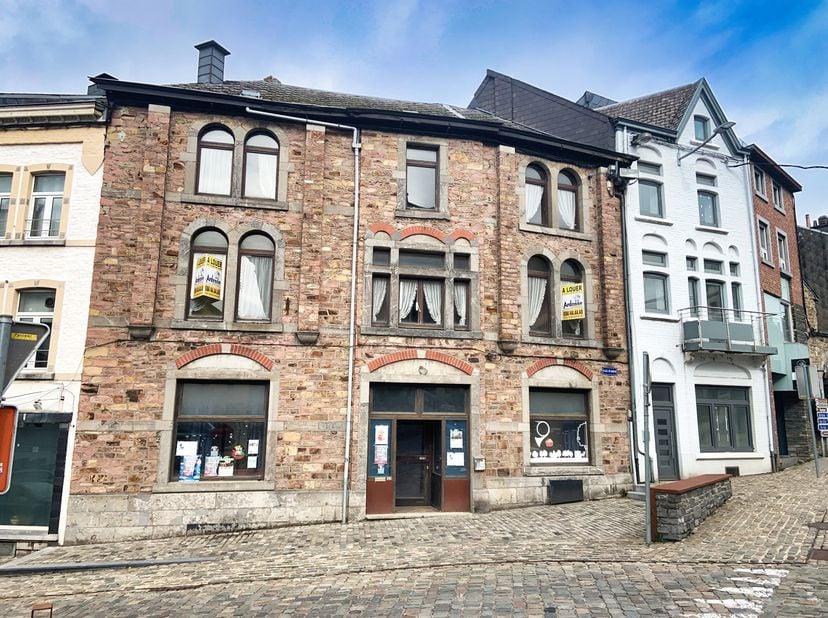 Glv: Commerciële benedenverdieping met sanitair<br />
Etage +1: 2 slaapkamers, 1 badkamer (bad, wc, wastafel)<br />
Etage +2: 2 slaapkamers<br />
Etag
