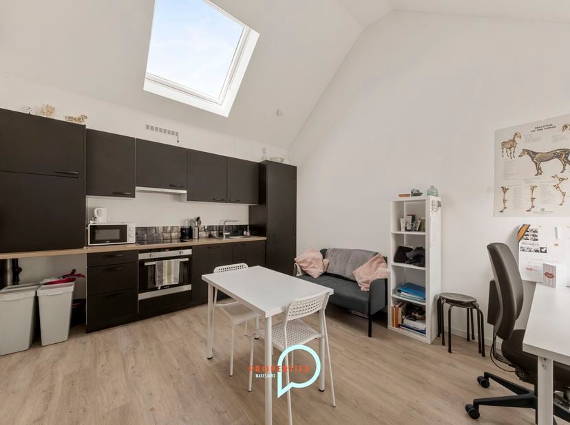 Op zoek naar een instapklaar appartement met veel licht en een slimme indeling? In de Ambachtstraat vind je dit aangename appartement in een kleinscha