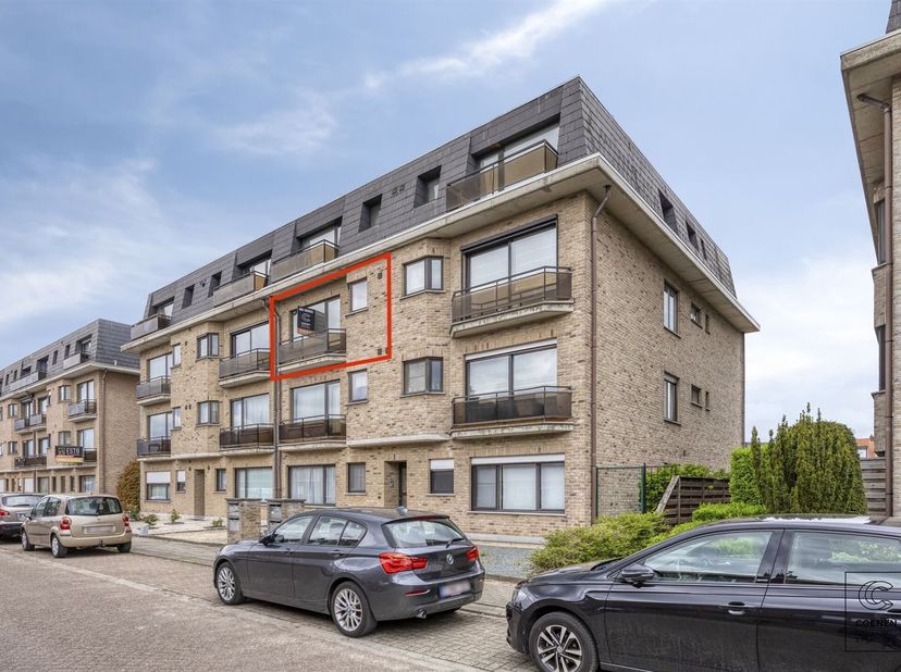 Bij het betreden van dit appartement op de tweede verdieping komt u terecht in een verzorgde inkomhal met praktische ingemaakte kasten. Vanuit de hal
