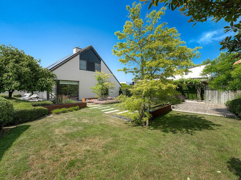 Residentieel gelegen villa op een mooie en rustige locatie in de fel begeerde villawijk ter hoogte van de Charls te Knokke. De villa omvat drie volwaa