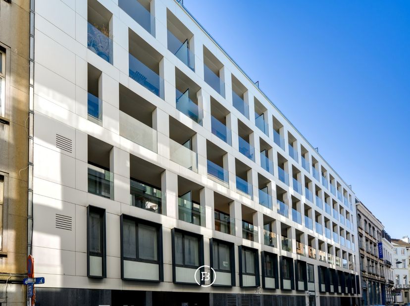 Dit prachtig appartement met 3 slaapkamers is ideaal gelegen in de gegeerde wijk Toison d’Or, met directe toegang tot winkels, restaurants en openbaar