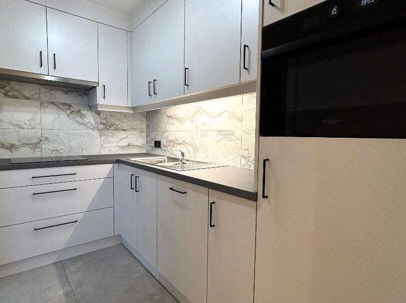 In een rustig gedeelte van Tienen centrum kan je dit zéér mooi gerenoveerd appartement komen bezoeken. Het appartement is gelegen op de eerste verdiep
