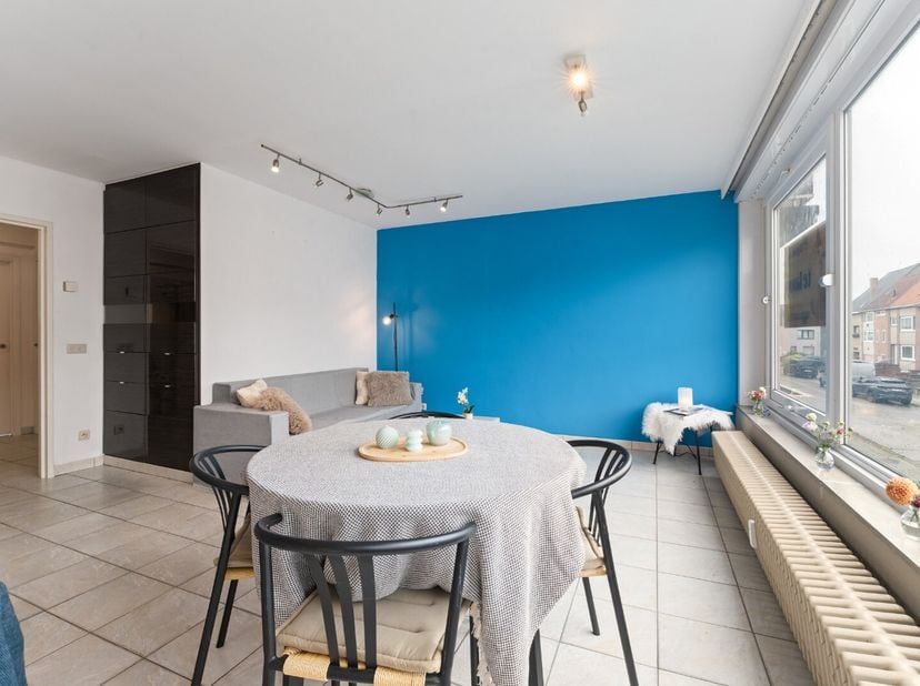 Dit verzorgde en instapklare appartement aan de Lindenlaan 59 in Oostende combineert een uitstekende ligging met een doordachte indeling, een overvloe