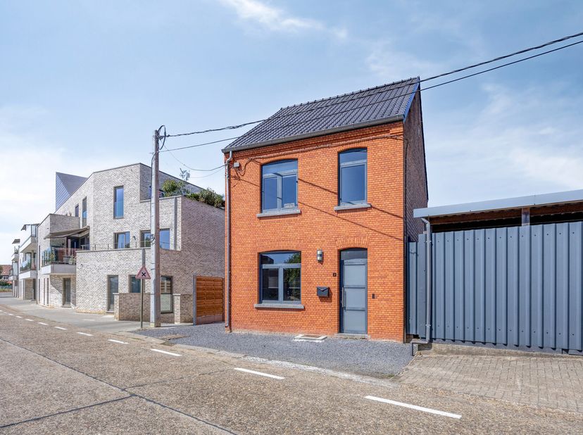 Deze prachtige instapklare halfopen woning is gelegen op een perceel van 2a 78ca, in een rustige en residentiële omgeving, op korte afstand van schole