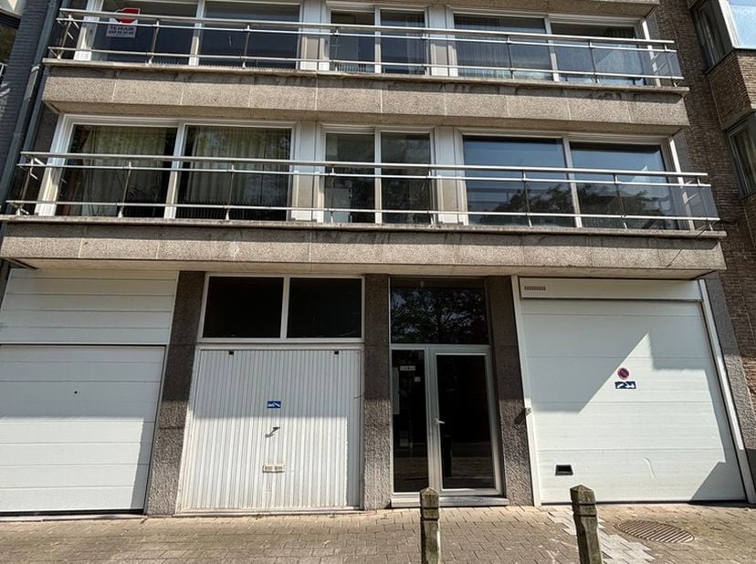 Dit lichtrijke appartement, gelegen in de Leffingestraat, biedt een aangename en praktische woonomgeving. Bij het binnenkomen komt u terecht in een ru