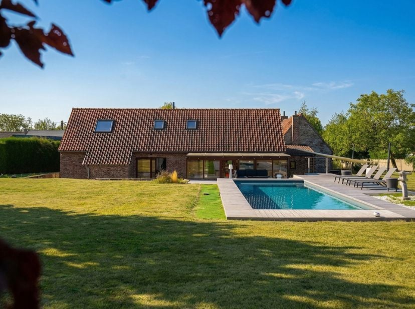 Ontdek deze prachtige villa met royale ruimtes, tal van inrichtingsmogelijkheden en een bijzonder aangename leefomgeving.<br />
Op het gelijkvloers va