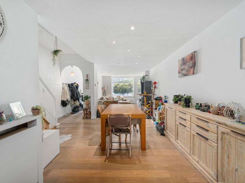 Dans la Groenestraat à Blankenberge, nous trouvons cette maison mitoyenne entièrement prête et récemment rénovée. La maison est située à quelques pas