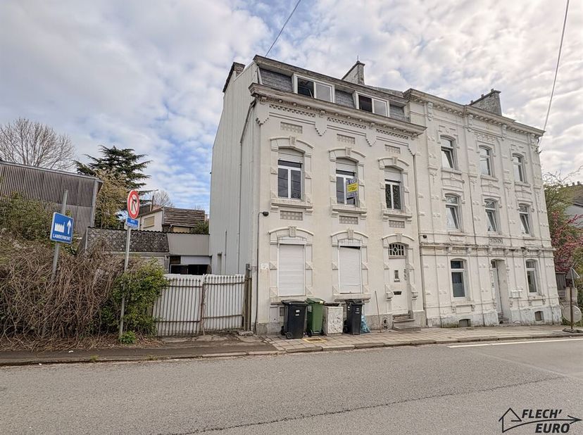 Cette maison unifamiliale à rénover entièrement représente une belle opportunité pour les amateurs de projets ou les investisseurs à la recherche dun