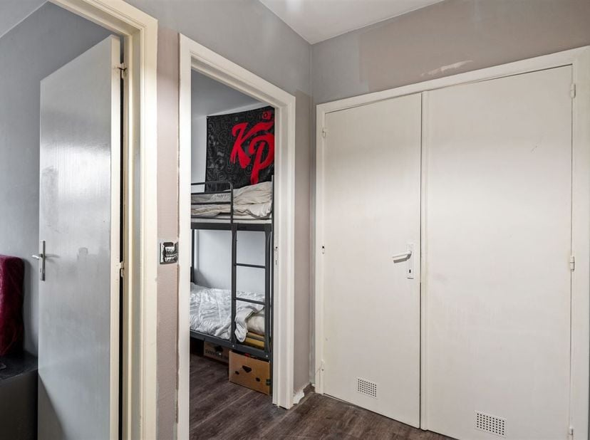 Ligging: Dit charmant appartement is rustig gelegen in een residentiële wijk te Merksem. Verschillende scholen, winkels, horeca, sportvoorzieningen en