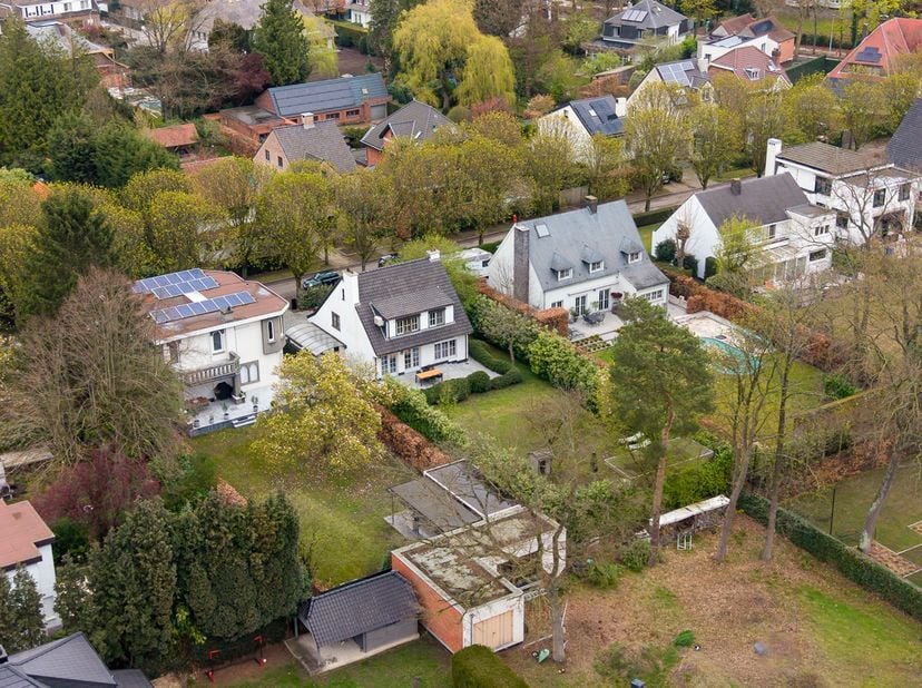 Charmante volledig gerenoveerde villa met zonnige tuin in de Vriesdonk in Brasschaat<br />
LOCATIE<br />
Wonen in de gegeerde Vriesdonk-wijk in Brassc