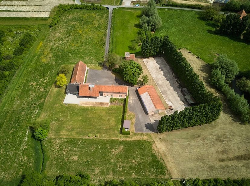 Te koop: op 2,7 hectare, unieke hoeve met uitzonderlijk potentieel (B&amp;amp;B, co-housen, combinatie wonen/praktijk, of voor mensen op zoek naar ruimte)