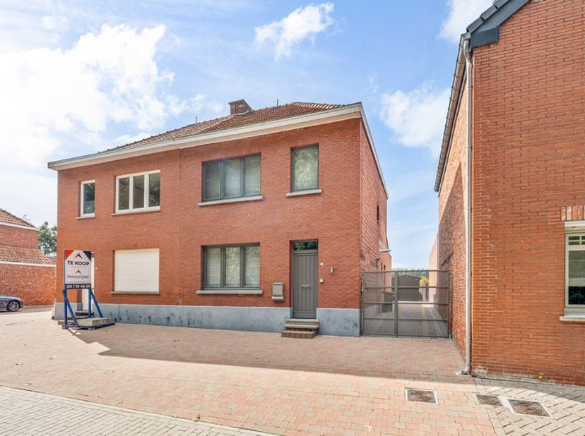 Op een bijzonder mooie en landelijke locatie in Duras (Sint-Truiden) vinden we deze knappe halfopen bebouwing met een bewoonbare oppervlakte van 151 m