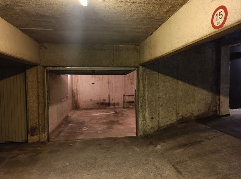 Ruime garagebox (4m98 breed) te koop in centrum Genk.<br />
<br />