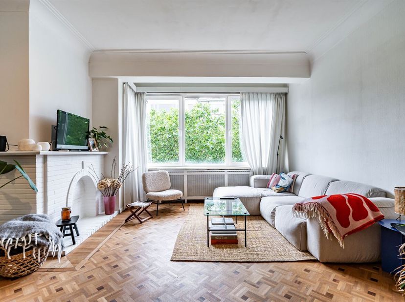 Ligging: Gelegen op een uitstekende locatie aan de Belgiëlei, geniet dit appartement van een vlotte verbinding naar het stadscentrum en de belangrijks