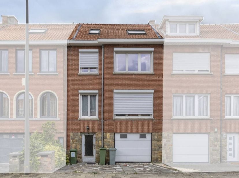 Ruime en uitstekend gelegen gezinswoning in een rustige straat met weinig doorgaand verkeer te Koningslo. Dit huis bevindt zich nabij openbaar vervoer