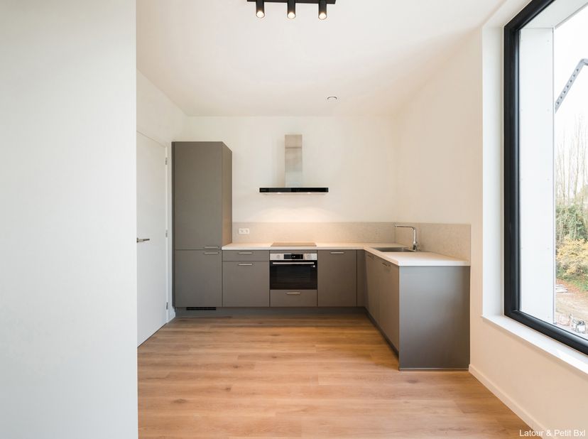 WOLUWE-SAINT-LAMBERT – Ideaal gelegen nabij Woluwe Shopping en de grote verkeersassen, in een aangename wijk, prachtig NIEUW APPARTEMENT (2Slk/1Bad/1D