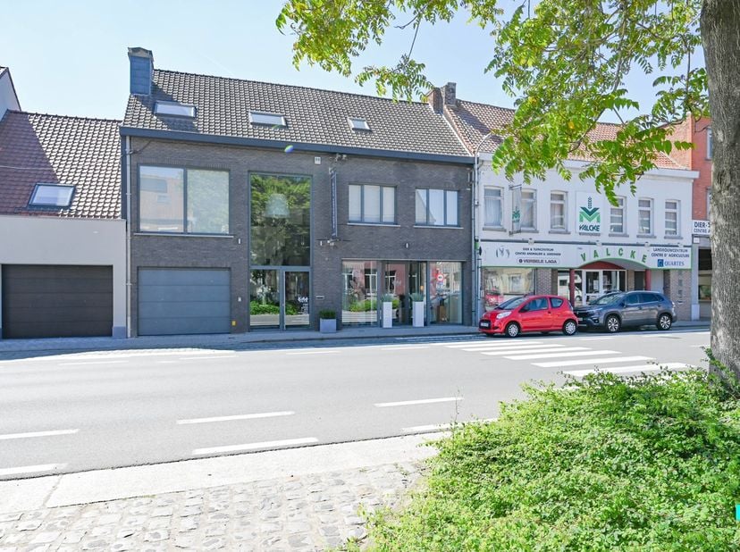 Nabij het centrum van Menen ligt deze uitzonderlijk ruime woning met 389 m² bewoonbare oppervlakte. De eigendom ontstond uit de samenvoeging van twee