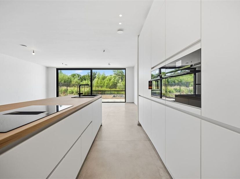 Deze gesloten nieuwbouwwoning wordt verkocht onder registratierechten in plaats van btw, wat een financieel voordeel betekent. Het aanzienlijke bouwvo