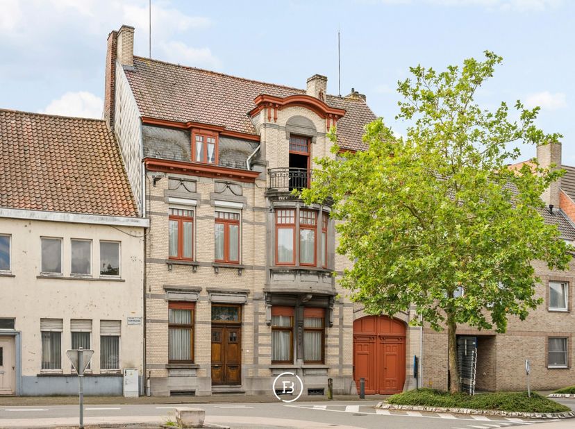In het centrum van Kuurne vinden we deze statige herenwoning met tal van authentieke elementen en een uitzonderlijk perceel van 2.659 m². Een eigendom