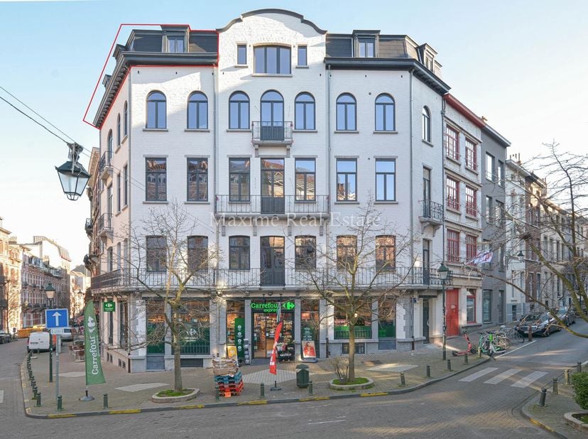 Maxime Real Estate stelt u een moderne duplex met 2 slaapkamers en ruim terras voor.<br />
Gelegen tussen de Hallepoort/Bareel van St-Gilles en nabij
