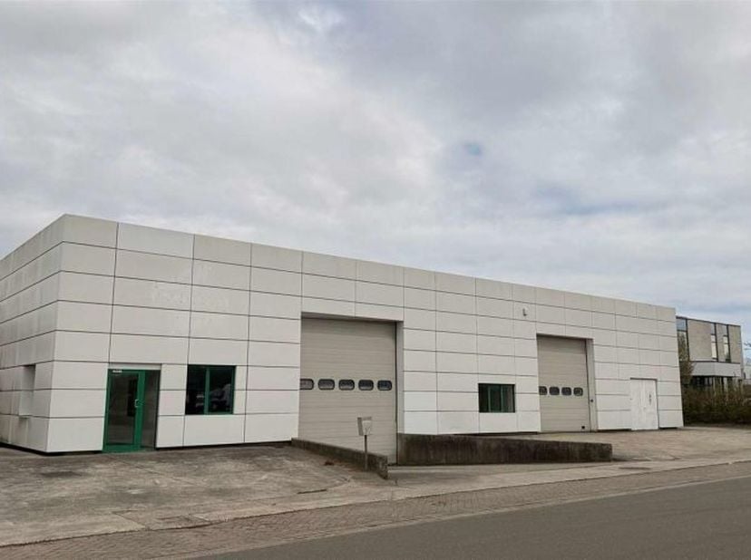 Bedrijfsgebouw in Sint‑Niklaas. Magazijn 5 m vrije hoogte, laadkade en sectionaalpoort. Direct bij E17 in Europark‑Oost.<br />
<br />
--------<br />
n