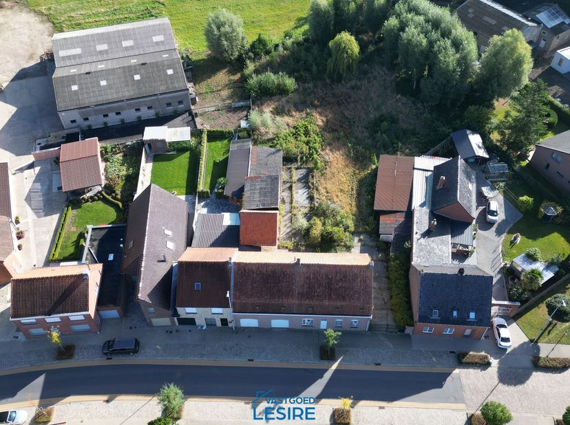 In Merkem (Houthulst) bevindt zich deze ruime bouwgrond van ± 1978 m²&amp;nbsp; lot 3 en 4 volgens plan.&amp;nbsp;<br />
<br />
De bouwgrond is gelegen in de