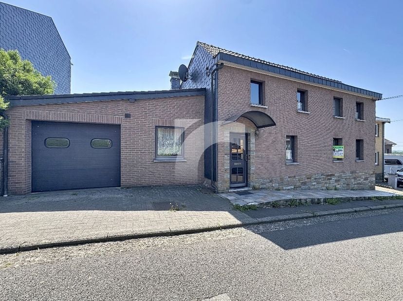 KELMIS, rue Comouth, 7 : Maison 3 façades bien entretenue (jointive par l'arrière, voir plan cadastral) avec une terrasse, un jardin et un garage. Cet