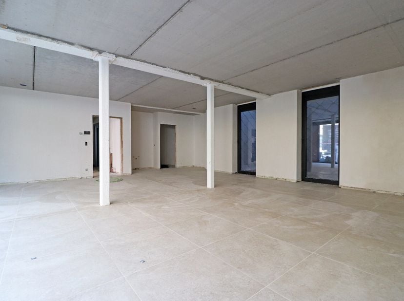 Deze uiterst commerciële ruimte (102 m²) maakt deel uit van de nieuwe residentie "Louise" in hartje Torhout.<br />
Ideaal gelegen nabij de Markt, alle