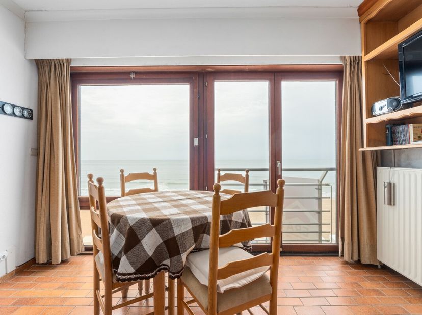 Te koop: appartement op de Zeedijk in Sint-Idesbald, op de 5de verdieping met prachtig vrij zicht op zee. Dit halfopen appartement ligt in het hart va