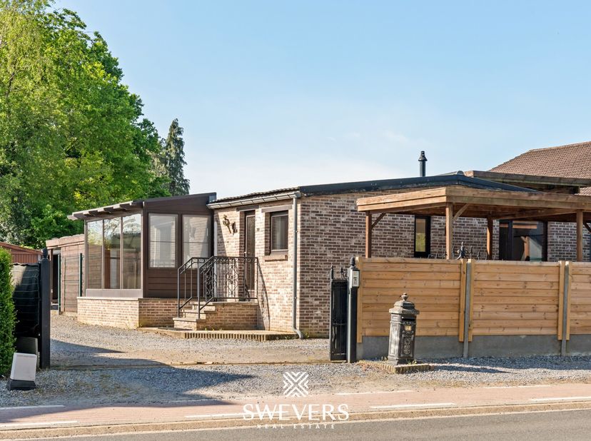 Voor meer info en fotos, surf naar www.swevers.be<br />
  Deze charmante bungalow in de Bieststraat in Heusden-Zolder combineert een centrale ligging