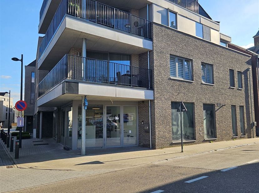 Dit commerciële, energiezuinige pand is gelegen in het centrum van Halen.<br />
Het is geschikt voor verschillende doeleinden, zoals handel of kantoor
