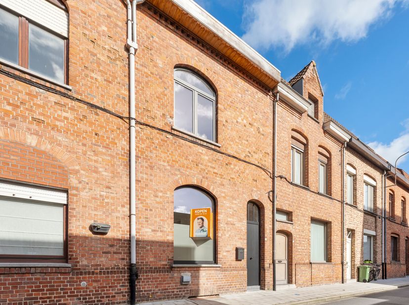 Deze instapklare woonst werd anno 2025 volledig gerenoveerd met kwalitatieve materialen en wordt u te huur aangeboden op wandelafstand van de Grote ma
