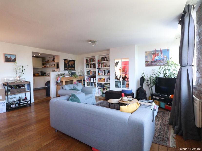 BRUSSEL, dicht bij het Sint-Katelijneplein en vervoer. Leuke DUPLEX (1 slaapkamer/1 badkamer) met een mooi terras. Gelegen op de 3e verdieping van een