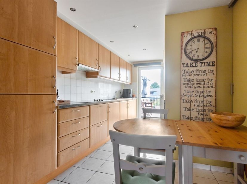 Appartement duplex pratique avec terrasse à Kermt<br />
Cet appartement est situé sur la place de Belgique, dans un endroit facilement accessible et à