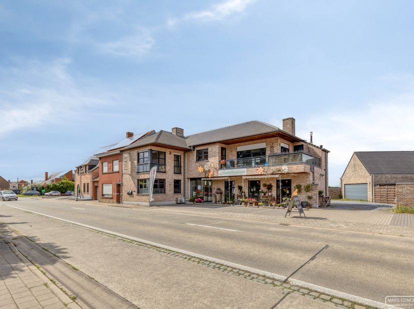 Via het sas zijn er 3 afzonderlijke toegangen, voor het bereiken van de 2 handelspanden&amp;nbsp;en het&amp;nbsp;&amp;nbsp;appartement met 3 slaapkamers.<br />
Ha