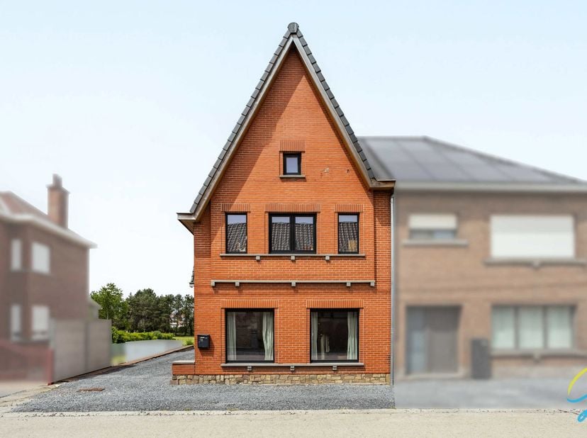 Vous recherchez une maison récemment rénovée, spacieuse, lumineuse et confortable ? Alors cette charmante maison mitoyenne mérite certainement une vis