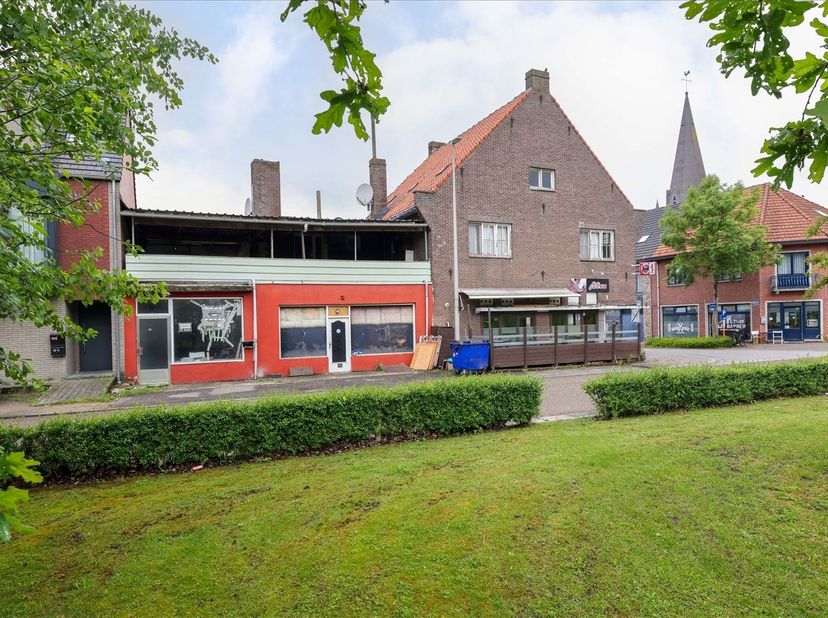 Centraal gelegen handelspand met woonst met tal van mogelijkheden - projectgrond <br />
<br />
Omgeving:<br />
+ Goede bereikbaarheid via de E313 e