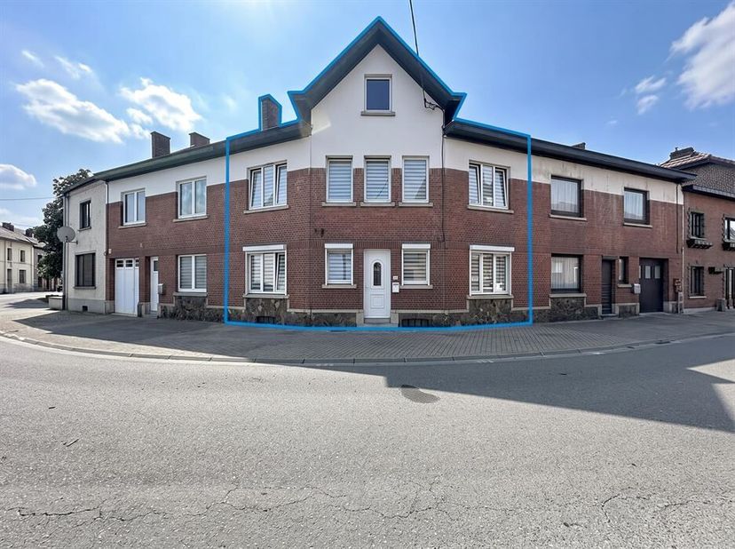 Jolie maison située à Mariembourg !!!<br />
Le bien est composé comme suit : entrée, salon, salle à manger, cuisine, hall de nuit, 3 chambres, salle d