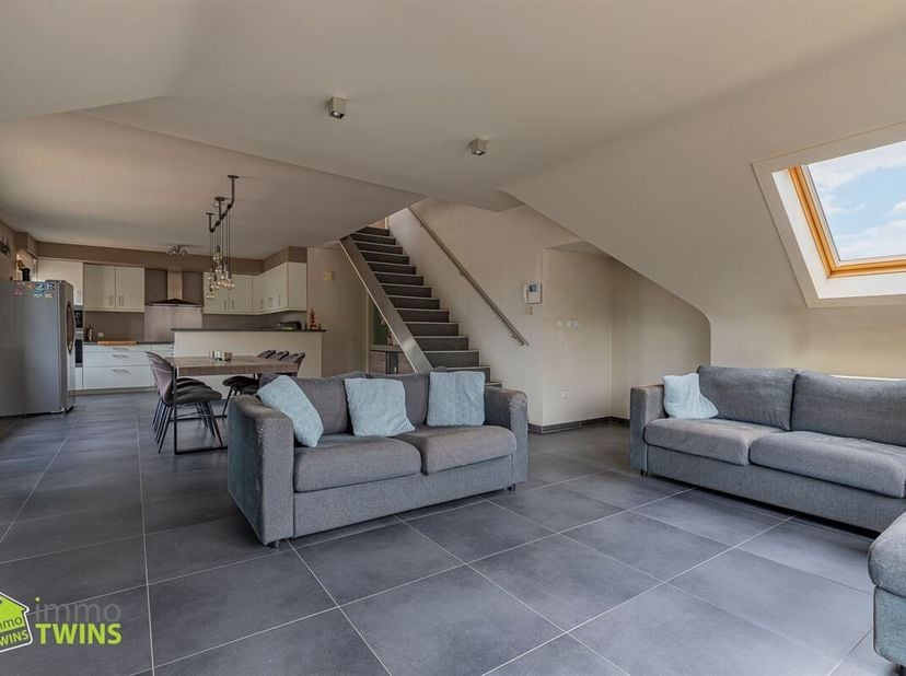 Ruim duplexappartement van 151 m² met 3 slaapkamers, terras en dubbele autostaanplaats<br />
Op een uitstekende locatie aan de stadsrand van Sint-Gill