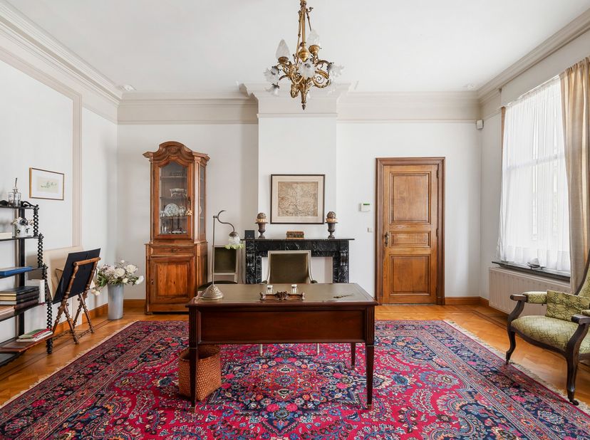 Achter deze statige gevel schuilt een uitzonderlijke herenwoning met een bewoonbare oppervlakte van maar liefst 546 m².  Authentieke elementen werden