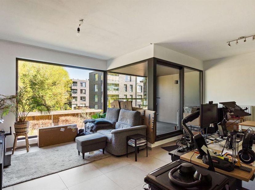 Appartement met één slaapkamer en terras te koop!<br />
Ligging: Dit recente appartement is gelegen in de Hollebeekstraat in Hoboken, een rustige en a