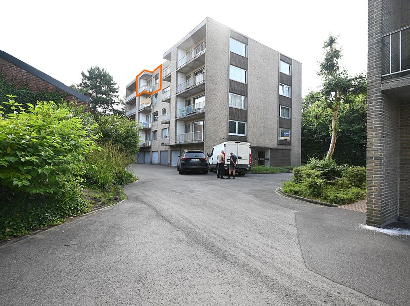 Gezellig en verzorgd appartement gelegen in het centrum, met verrassend veel groen in de directe omgeving.<br />
<br />
Indeling:<br />
Inkomhal<br />