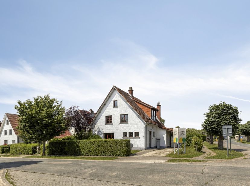 In de gegeerde wijk Nieuwenbos in Groot-Bijgaarden bevindt zich deze charmante open bebouwing op een perceel van 8are. De woning combineert ruimte, li