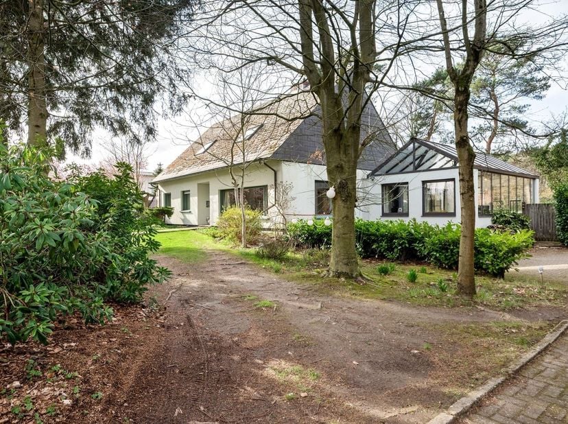 In een rustige straat in Grobbendonk, aan de Eekhoutstraat, bevindt zich deze zeer ruime gezinswoning met veel potentieel. De woning ligt in een groen