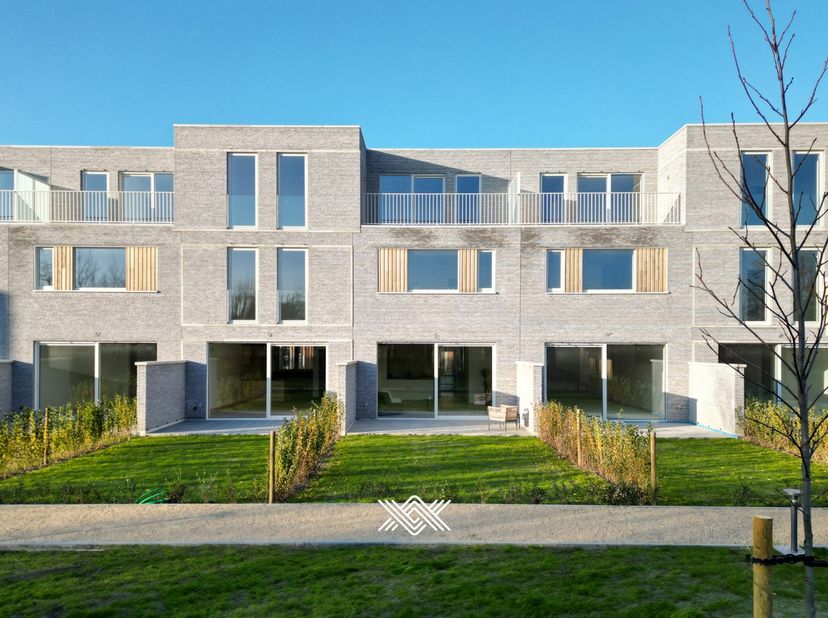 Deze schakelwoning van 192m² heeft op het gelijkvloers een inkomhal met gastentoilet en berging uitkomende in de woonkamer met open keuken.&amp;nbsp;Via d